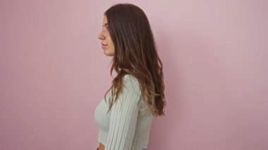 Pembe arka planda gülümseyen bir kadın güzelliğini ve basitliğini modern bir görünümle sergiliyor..