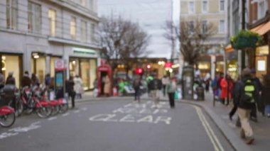 Londra 'daki yayaların, ikonik kırmızı otobüslerin ve kışın tarihi binaların bulunduğu bulanık sokak manzaraları, Birleşik Krallık başkentinin kentsel canlılığını ve günlük yaşamını gözler önüne seriyor..