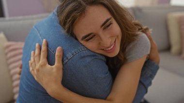 Kadın, sıcak oturma odasında bir çiftin sevgi ve mutluluk dolu ilişkilerini resmeden bir evde sevgi ve mutluluk sergiliyor..