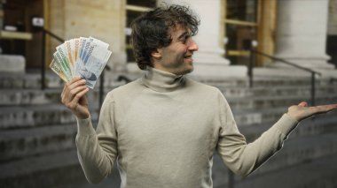 Güney Kore 'de gösteri yapan İspanyol bir adam gülümseyerek banknotlar kazandı ve kentsel ortama bir fırsat ve finansal başarı hissi kattı..