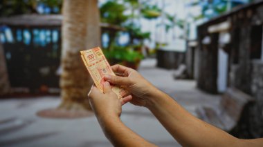 Şehir sokaklarında Meksika pezosu tutan adam şehir çevresindeki yatırımları ve iş dünyasını simgeliyor..