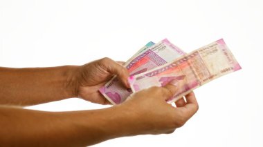 İzole edilmiş beyaz bir arkaplan üzerinde el ele tutuşup Hindistan rupisi saymak