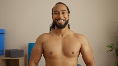 Sakallı, sakallı, sağlık spa odasında dinlenen, modern bir iç mekanda sükunet ve sükunet sergileyen, yumuşak ışıklandırma ve toprak tonları olan, sakin ve barış dolu bir adam..