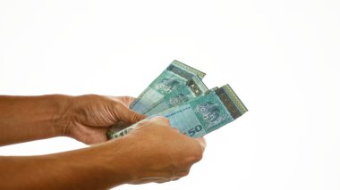 İzole edilmiş beyaz bir arkaplan üzerinde Malezya bankaları tutan eller