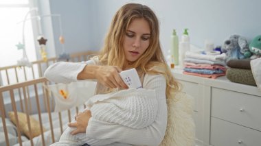 Sıcak yatak odası ortamında bebeğin ateşini ölçen kadın, özen gösteren, arka planda beşiği olan anne anı..