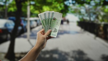 Güney Kore 'yi elinde tutan adam bir şehir caddesinde para kazandı, finans ve açık şehir ortamında seyahat etmenin özünü yakaladı..