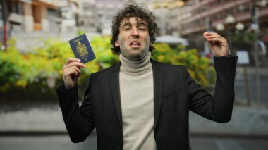 İspanyol asıllı bir adam elinde Kanada pasaportu ile şehir arka planında sohbet ediyor, seyahat ya da vize başvurusu senaryosunu ima ediyor..