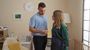 Yatak odasındaki kadın ve erkek aynı telefonu paylaşıyor. Etrafı beşik gibi rahat, aile sıcaklığını somutlaştıran şeylerle çevrili..