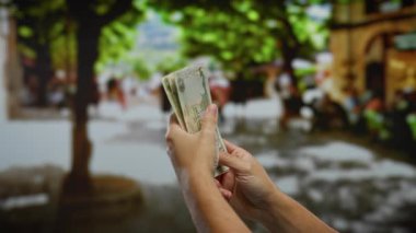 Şehir sokaklarında bulanık insanlarla, ağaçlarla ve binalarla el ele tutuşarak doğal ışık altında canlı bir şehir arkaplanı oluşturuyorlar..