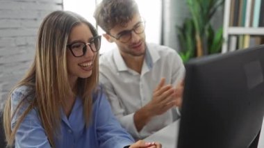İş ortakları, modern ofis ortamında sıcak bir şekilde alkışlayan erkek ve kadın, kapalı alanlarda bir başarı ve işbirliği hissi taşıyorlar..