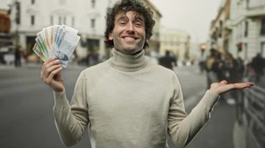 İspanyol adam, kültürel çeşitliliği ve küresel finans etkilerini vurgulayarak, bir şehir sokak ortamında Güney Kore banknotlarını neşeyle sundu.