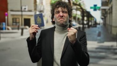 Hüsrana uğramış bir ifadeyle elinde Kanada pasaportu olan İspanyol bir adam bir eczanenin yakınındaki bir caddede duruyor ve açık hava ortamını yakalıyor..