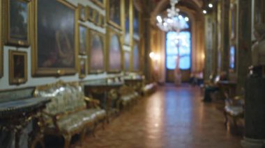 Galerinin içi bulanık Doria Pamphilj. Dekoratif duvarlarda ve avizelerde çözünmüş resimler var. Müzenin Roma 'daki lüks dekorunu aydınlatıyor..