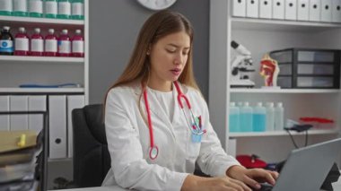 Üniformalı genç kadın, hata sonucu şaşırdı klinikte unutulan hafıza hatası yüzünden.