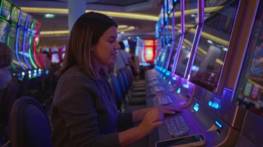 Las Vegas 'ta canlı bir kumarhanede kumar oynayan bir kadın..
