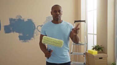 Adam evi patenlerle boyuyor. Parlak bir odada merdiven ve bitkilerle değil. Loş projeler ve yenileme temaları için uygun şık bir iç mekan yaratıyor..