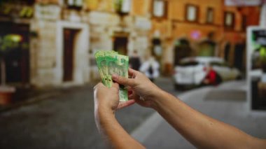 Güney Afrika Rand 'ini elinde tutan adam şehir caddesinde döviz kuruna odaklı iş ve finans kavramını sergiliyor..