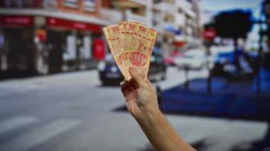 Şehir caddesinde Meksika Pezosu ile el ele tutuşurken bulanık binalar para ve yatırım kavramını gözler önüne seriyor..