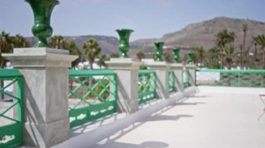 Bulanık yeşil vazolar ve beton balustrad. Lanzarote, kanarya adaları ve İspanya 'daki dağlık arazinin dağlık bir arka planı.