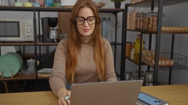 Ofiste çalışan bir kadın masasında mutlu bir şekilde dans ediyor, mutfak rafları ve modern aletlerle çevrili, enerjik ve neşeli bir çalışma ortamı sergiliyor..