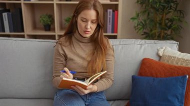 Kadın, rahat oturma odasındaki kanepeye, esmer, günlük kıyafetler, rahat atmosfer, derin düşünceler, rahat koltuklar, parlak renkler, gün ışığı..