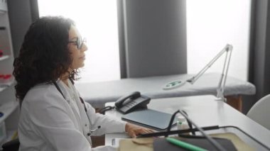 Kadın doktor, klinikte orta yaşlı kadın hastaya danışmanlık yapıyor. İçerideki sağlık hizmetleri ve profesyonel etkileşim ortamında..