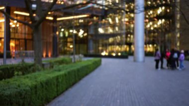 Bulanık bir grup Londra 'da geceleri yürüyor kış sezonunu canlı şehir ışıklarıyla sergiliyor.