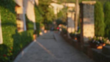 Açık hava yolu, Mallorca İspanya 'da yeşillik ve saksılar ile bulanık. Akşam ışığında bokeh etkisi yaratıyor.