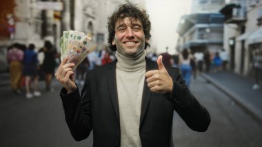 Şehrin dışında İspanyol bir adam elinde gülümseyerek Arjantin pesoları tutuyor ve bir şehir ortamında finansal başarı ve mutluluğu yakalıyor..