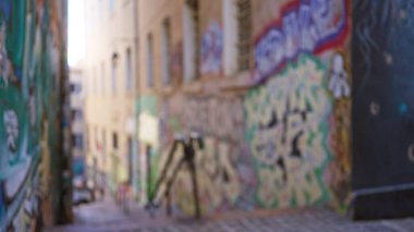 Canlı graffiti ile bulanık şehir caddesi. Renkli bir varoş mahallesinde çözünmüş sanat eserleri sergiliyor. Dinamik yaratıcı bir atmosfer yaratıyor..