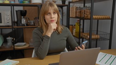 Ofiste çalışan kadınlar, etrafları kağıt ve dizüstü bilgisayarlarla çevrili, iş yeri verimliliğini temsil ediyor, evde telefon ve not defterleri olan yetişkin kadınlar..