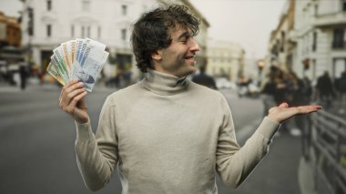 Sokak ortasında gülümseyen İspanyol bir adam, Güney Kore 'yi elinde tutuyor, açık bir el hareketiyle zenginliğini gösteriyor, şehir hayatını küresel finansla harmanlıyor..