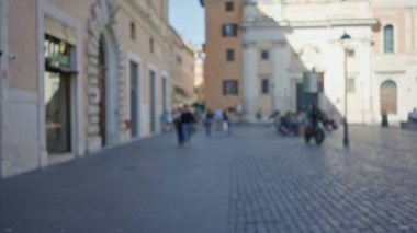 Roma 'da bulanık bir sokak manzarası. Odakları çözülmüş mimari ve bokeh efektleriyle. Açık hava eski kasaba atmosferini yakalıyor..