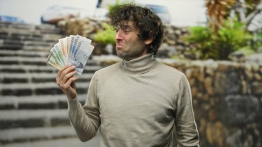 Güney Kore 'yi elinde tutan Hispanik adam hüzünlü bir ifadeyle bir anlık mali hayal kırıklığı yakaladı..