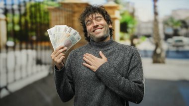 Elinde Czech Koruna banknotları olan bir adam sokaklarda gülümsüyor, dışarıda mutluluk ve zenginliği ifade ediyor..