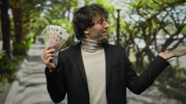 Bir şehir caddesinde elinde Arjantin pezosu tutan İspanyol bir adam, banknotları kendinden emin bir ifadeyle sergiliyor, çevresi şehir planlarıyla çevrili..