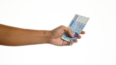 El ele tutuşan Koreli, izole edilmiş beyaz arka planda para kazandı..