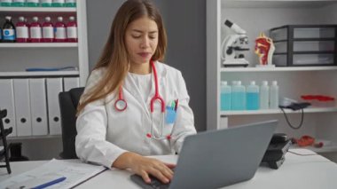 Üniformalı, kuşkucu, açık ağızlı ve klinikteki alaycı yüzlü beyaz kadın doktor.