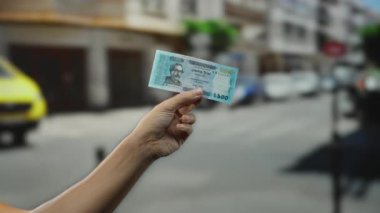 Bangladeş 'i elinde tutan adam şehir ekonomisini sergiliyor finans kavramını yansıtıyor.