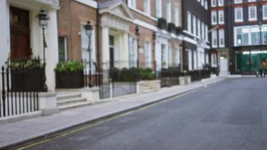 Kışın Londra 'nın bulanık caddesinde, İngiltere' de huzurlu bir atmosfer, aydınlatma ve mimari cazibe taşıyan zarif binalar var..