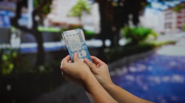 Şili pesolarını açık havada tutan eller, şehir planında finans ve yatırımları resmediyor..