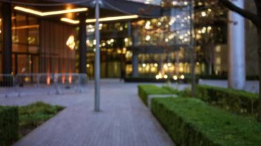 Londra 'daki bulanık gece caddesi. Bokeh ışıkları ve modern mimari ile kış boyunca sakin açık hava ortamını yakalıyor..