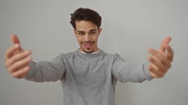 Beyaz arka planda gülümseyen bir adam kollarını açıp neşeli bir şekilde hoş geldin jesti yapıyor. Tarafsız bir ortamda pozitifliği ve sıcaklığı temsil ediyor.