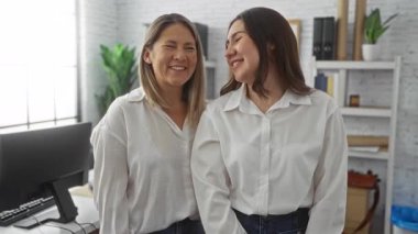 İspanyol kadın işçiler, dost canlısı bir iş ortamı sergileyerek ofiste barış işareti yapıyor..