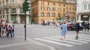 Roma, İtalya 'da bulanık bir sokak sahnesi. Eski kasabada kalabalık bir kavşağı geçen insanlar. Odaklanamadığı geçmişleri ve binaları var..