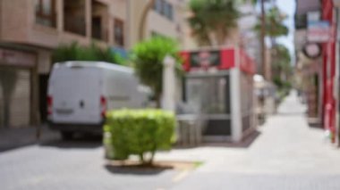 Gün ışığında binaları ve yeşillikleri gösteren bokeh efektli bulanık şehir manzarası