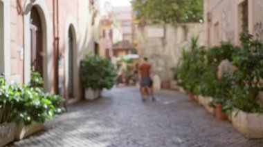 Roma 'nın eski kasabası İtalya' nın kaldırım taşlı caddelerinde tarihi geçmişi göz ardı edilmiş bir sokak köpeği gezdirirken çekilmiş bir sahne..