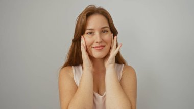 Yüzü koyun gülümseyen bir kadın izole edilmiş beyaz arka planda çekici bir kızıl saçlı yetişkin ve dostane bir yüz ifadesi var..