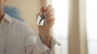 Evin anahtarını yeni iç mekanda tutan adam, yeni bir başlangıcı ve yeni bir başlangıcı sembolize ediyor, içeri ışık girerek, sıcak karşılama ortamı yaratarak iç mekanı vurguluyor..