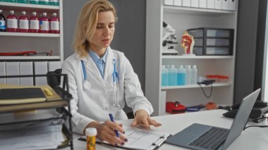 Klinik odasında tıbbi ekipman ve belgelerle notlar yazan kadın doktor, profesyonel sağlık hizmetlerini örnek alıyor..